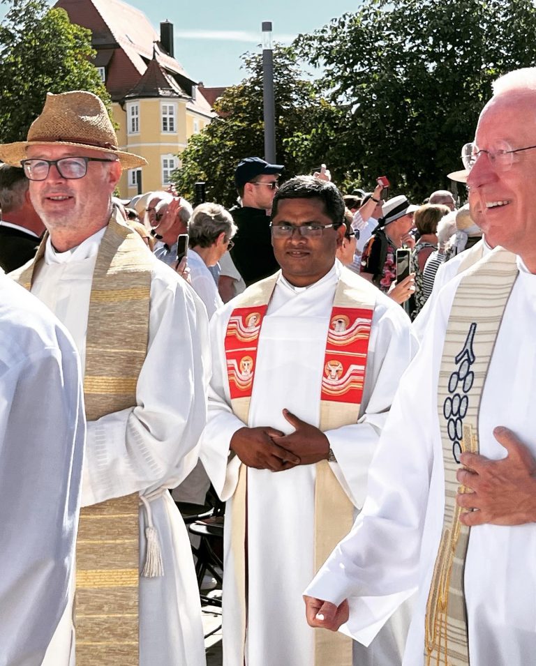 Pater Jens Bartsch und Dekan Robert Kloker, sowie Pater Sony